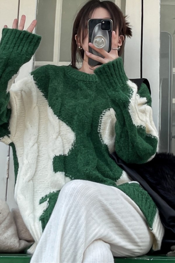 로나 트위스트 컬러 대비 라운드넥 긴소매 롱슬리브 오버핏 니트 스웨터