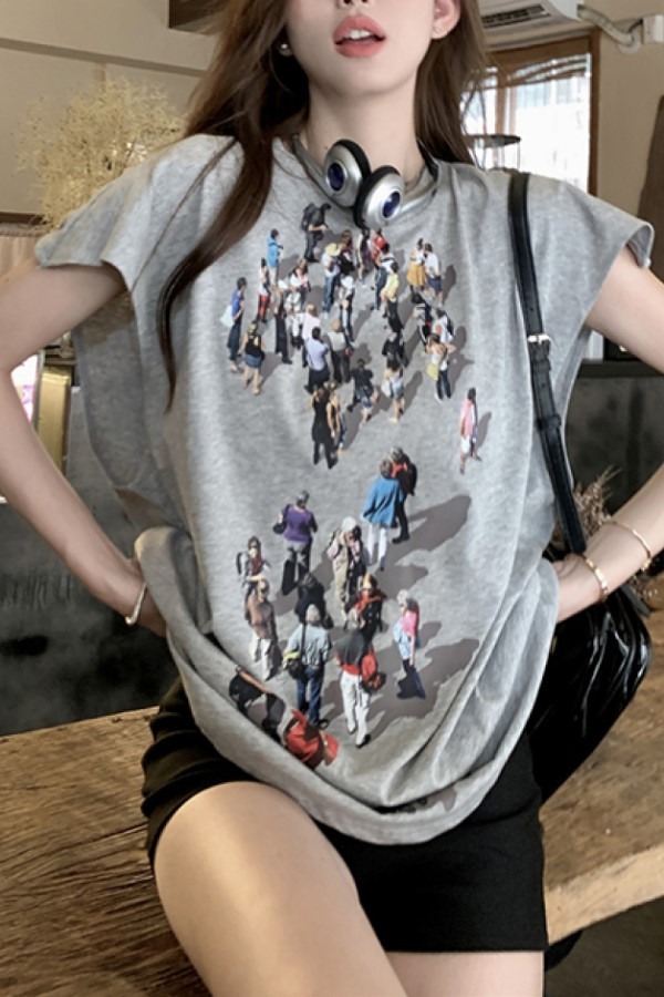 로나 그레이 군중 프린팅 라운드넥 캡소매 루즈핏 티셔츠